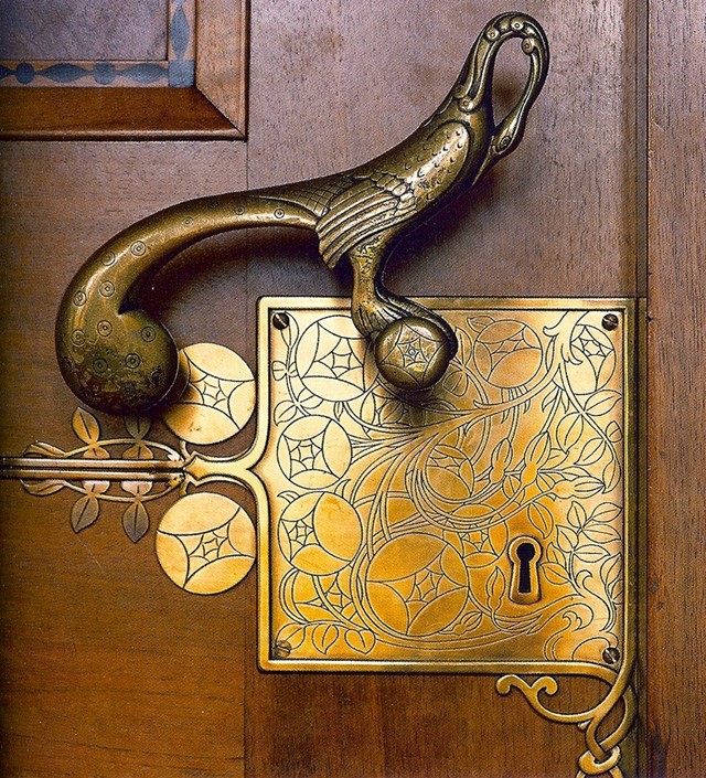 artinsociety's tweet photo. Admiring this striking brass door handle, designed in Art Nouveau style by Heinrich Vogeler in 1905. It adorns the entrance to the Bremen City Hall Council Room
https://t.co/XpPj1jlyfh https://t.co/iPJ2LUNb2j