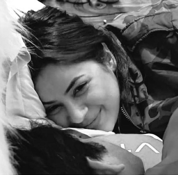 oyemoti's tweet photo. Naina tere kajrare hai
Naino pe hum dil hare hai....
Anjane hi tere naino pe 
Wade kiye kaye saare hai... https://t.co/RiVTxxmxSN