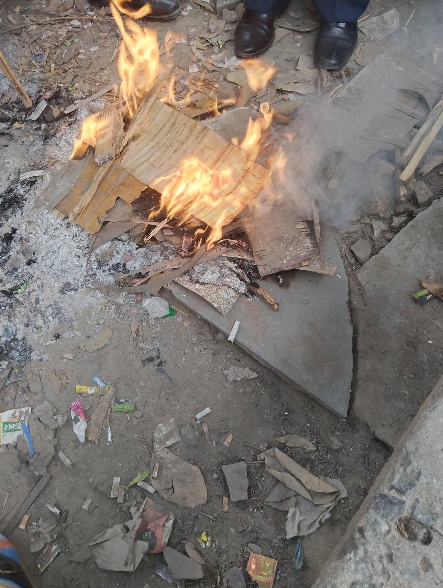 Priyachdhry4's tweet image. 6-30 Metro me chadh kar
Badarpur Boarder
(Rail line ke Paas)Aag sek
Rahi thi aaj itni कड़कड़ाती ठंड में 

After all kyo ?
Daughter ki Govt Job Exam thi:Woh Ek #Sincerely&amp;amp; #systematically kaam karne wali Ladki h

American online #service se Unko 4.5Lacs Milte,
3 Months me 100000+