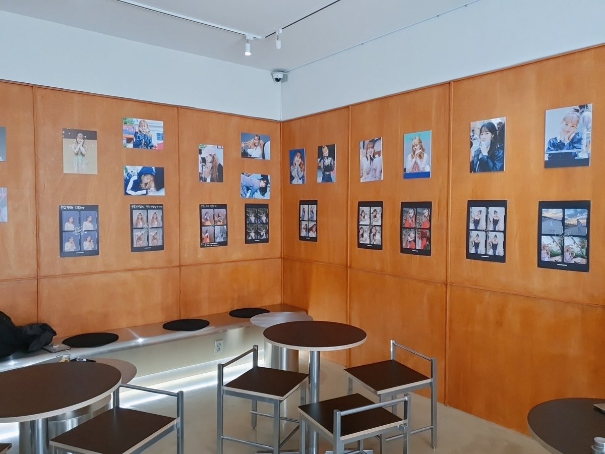 서정이 생일 축하해😍
서정이가 키링위해 사진마다 사인해주고
to도 써준 편지도 있고 너무 스윗해😊 

#행복을_가져다주는_해피닛세이 
#늘_행복가득_세이꽃이_피었습니다

#WekiMeki #SEI 🌼
#위키미키 #세이 🌼