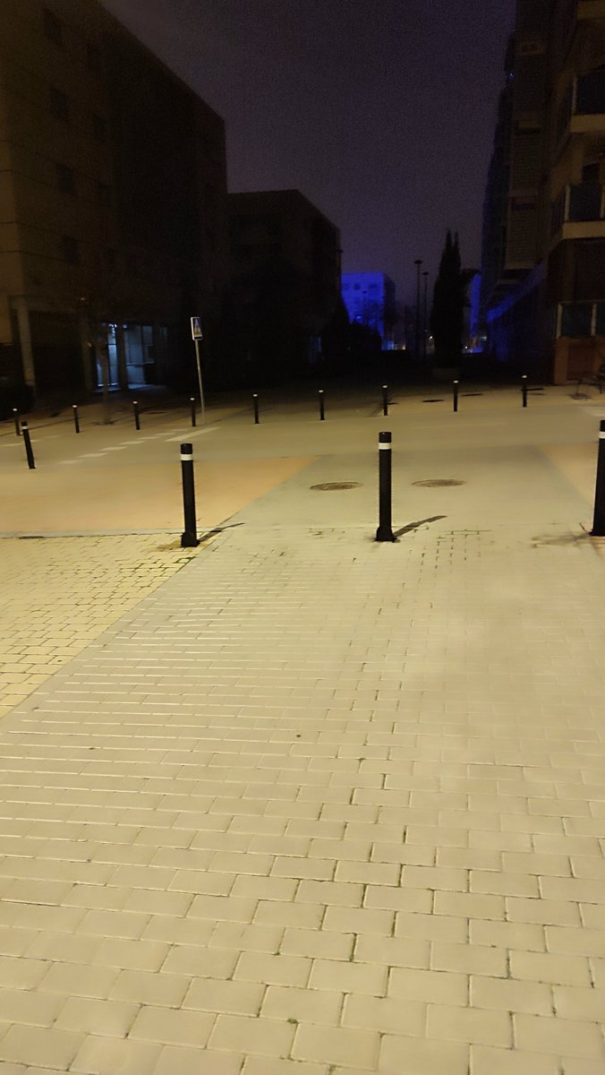 novak_85's tweet photo. @aytogetafe ya son tres días en los que la iluminación de Paseo Santiago Casares Quiroga con Avenida Juan Negrín se encuentra así https://t.co/iRxKDlqnhu