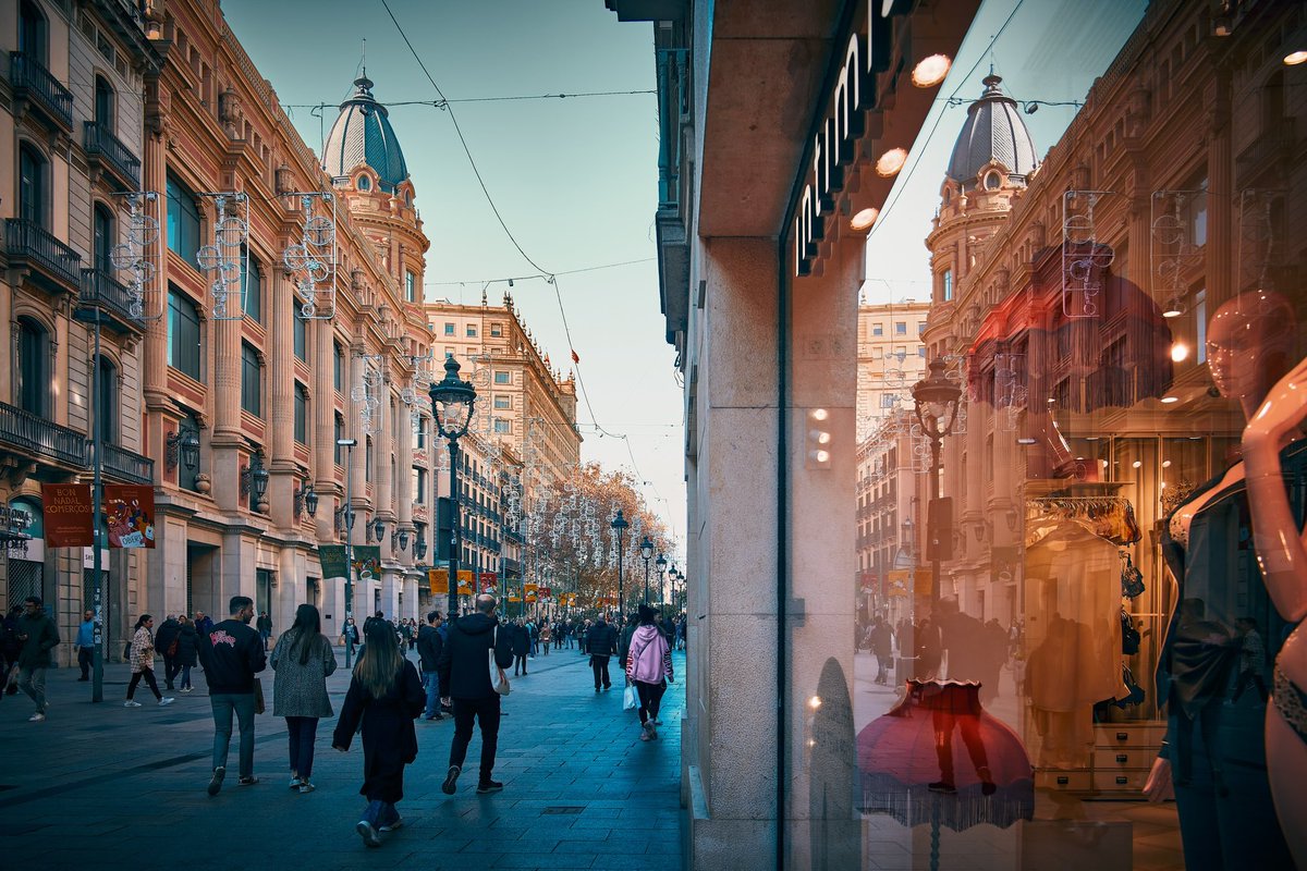 Reflections of what we are

📸 Fujifilm X-T3

📷 Fujinon XF 18-55mm F2.8-4 R LM OIS

⚙️ Distance 18.0 mm - ISO 160 - f/4.0 - Shutter 1/320

#barcelona #city #street #streetphotography #urbanphotography #christmas #shopping #commercialstreet #showcase #mannequins #photography