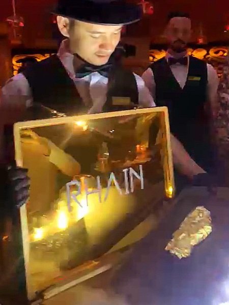 robd6723's tweet photo. The best thing one can do, when it's raining, is to let it #rhain.

#Steak #Dubai #Gold #goldenSteak #DubaiGold #Restaurant #Luxury #LuxuryFood #Delicacy #Delicacies #DubaiRestaurant #RhainRestaurant https://t.co/VakxxIFC8U