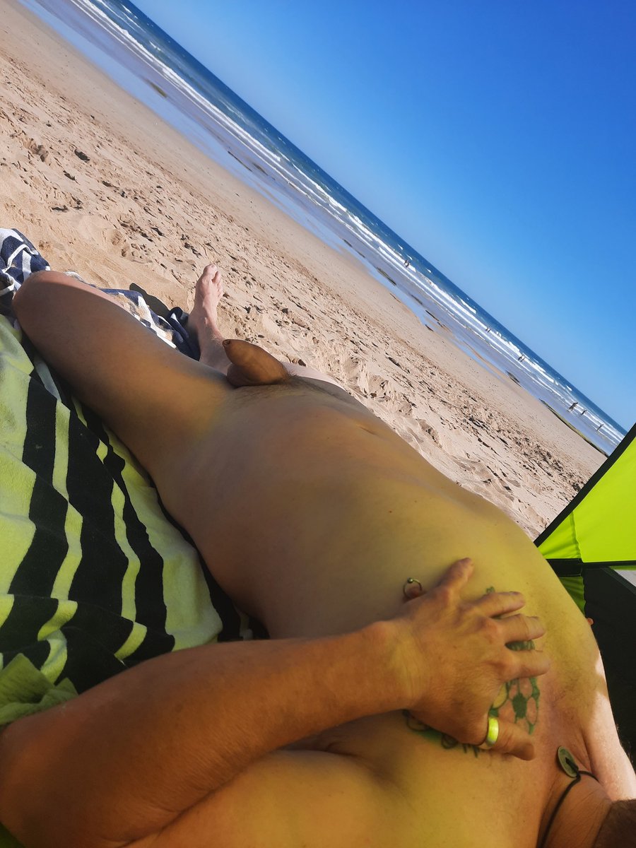 Filthy50sOzCpl's tweet photo. Spectacular day to spend a few hours at the local nude beach. Ms Filthy enjoyed a quick sneaky orgasm too 🙂
#PointImpossible https://t.co/Qyd0jfjBrj