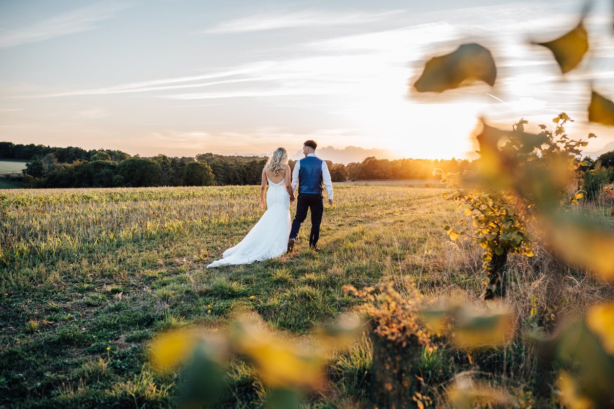 Stunning sunset walks for this pair of newlyweds at Old Gore Barn by Yard Space Events based in Cirencester. 

For info on my prices, please check details here: 

pedgephotography.co.uk/price-list-wed…

#cirencesterwedding #cotswoldwedding #ukwedding #weddingseason