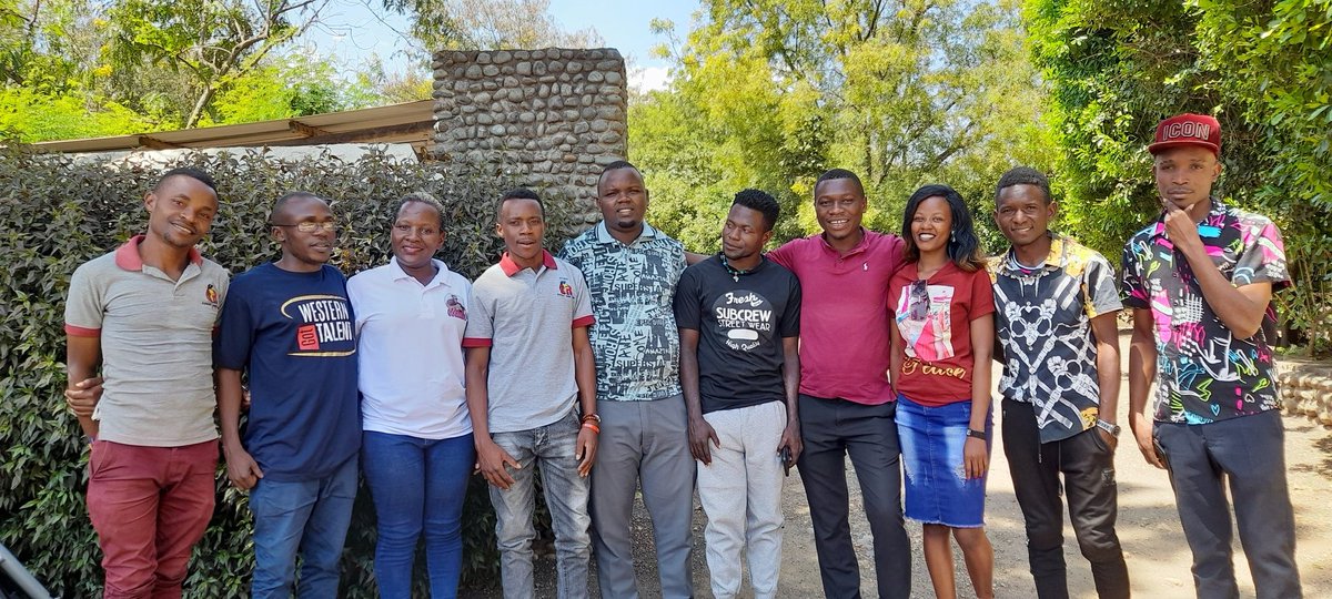 ColderMeylon's tweet photo. The king himself, the 4 award winner year 2022 @AlexGoodhope today is to premier his latest new hit #Nyithebe 🎹🎸🎻🥁 https://t.co/dm6g2NlhTY 🎹🎸🎻 #Nyithebe is a yiira local word that means "Lie me". https://t.co/qhun3WR04v