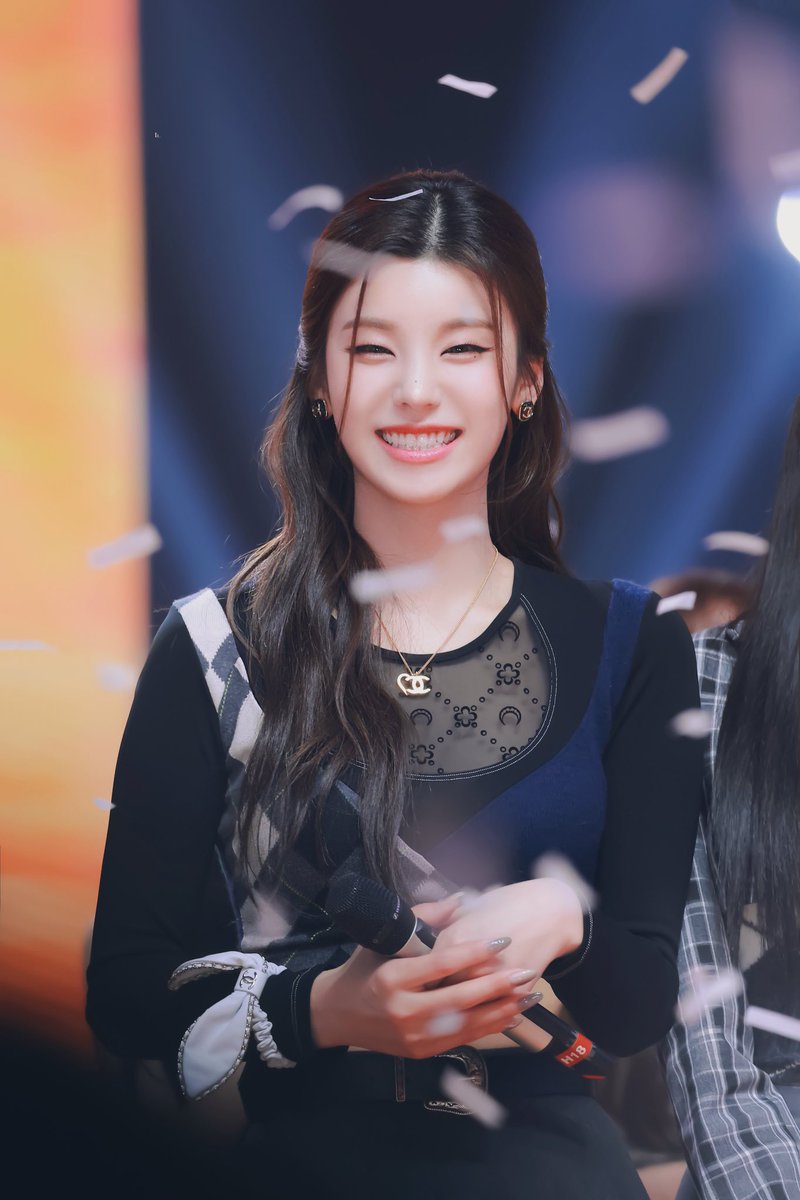 snowierquille's tweet photo. yang rebutan                         yang di rebutin https://t.co/51MtLtaAEw