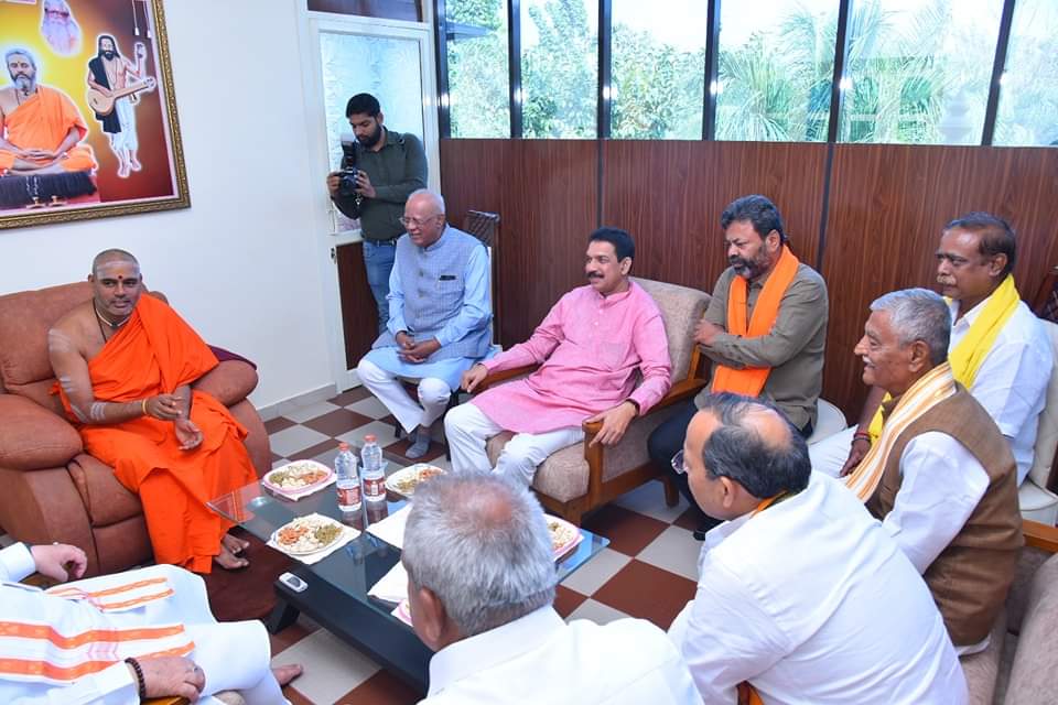 kvs447's tweet photo. ದಾವಣಗೇರಾ ಜಿಲ್ಲೆಯ ಬೆಳ್ಳೊಡಿಯ ಶ್ರೀ ಕಾಗಿನೆಲೆ ಕನಕ ಗುರುಪೀಠ ಕ್ಕೆ  ಬಿಜೆಪಿ ರಾಷ್ಟ್ರೀಯ ಅಧ್ಯಕ್ಷರಾದ ಸನ್ಮಾನ್ಯ ಶ್ರೀ ಜೆ.ಪಿ ನಡ್ಡಾ ರವರನ್ನು ಬೇಟಿ‌ ನೀಡಿದರು.

@JPNadda @nalinkateel @MPRBJP @ https://t.co/rYYJEb3DBe