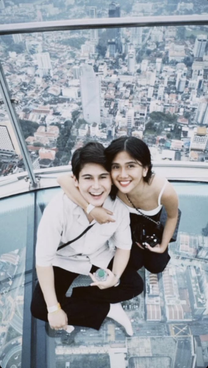 OfficialFamLey's tweet photo. “Mas makinang ka pa sa mga bituin ng kalangitan, mas masaya kasama kaysa sa mga Maxwell's equations, mas komplikado sa quantum mechanics, at mas kaakit-akit kaysa sa supermassive blackhole sa gitna ng ating galaxy.
Mahal na mahal kita, aking prinsesa.” - @seanivanroxas https://t.co/eo2UAlEirw