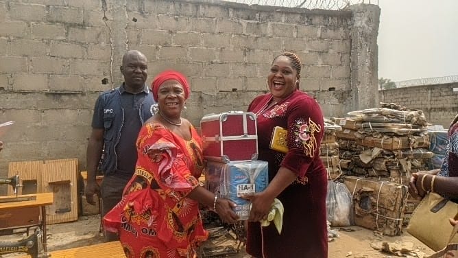 stellaoduah's tweet photo. In continuation of our EMPOWERMENT AND COMMUNITY IMPACT programs, we gave out different empowerment materials, ranging from engine grinding machines, motorcycles, fully stocked makeup boxes, brand new tricycles and brand new mini buses to well over a thousand people. https://t.co/PM9yJJ6AqU