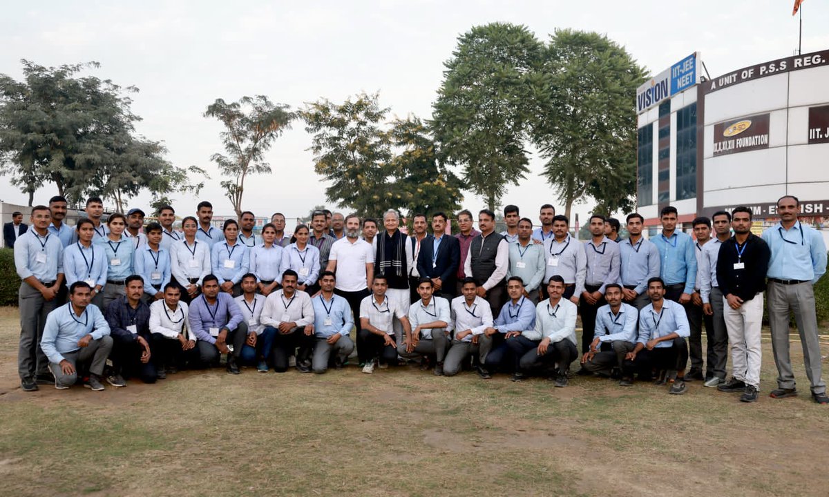 भारत जोड़ो यात्रा के दौरान श्री <a href="/RahulGandhi/">Rahul Gandhi</a> जी और मुख्यमंत्री श्री <a href="/ashokgehlot51/">Ashok Gehlot</a> जी एवं  उच्च अधिकारियों के साथ , 
#BharatJodoYatra