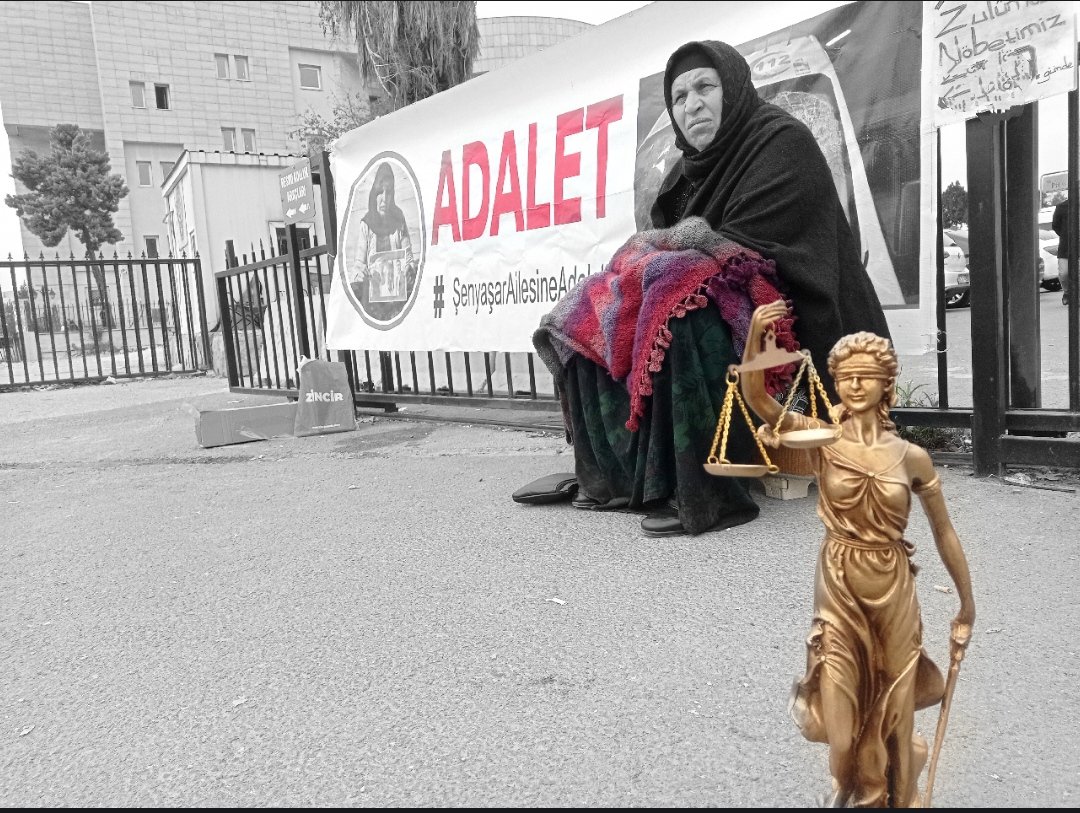 demurfail63's tweet photo. Verilen ödüller anneye moral oluyor; ama annenin yüzünü güldürmüyor.
Annenin iki yıldır adliye kapısında, oğlu 4.5 yıldır üstünlerin talimatı ile hala tutuklu. 
Suçlu, @Akparti'nin arkasına saklanmış.
CUMHURİYET savcıları unvanlarının gereğini yerine getiremiyor. https://t.co/Z9jGLF6mch