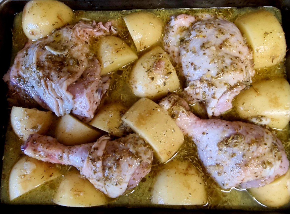 PieNorthern's tweet photo. My first ever attempt at κοτόπουλο λεμόνι &amp; πατάτες (kotópoulo lemóni &amp; patátes) oven ready...please don't judge me too harshly 🙏 #ManCanCook https://t.co/XZQrxY7nPa