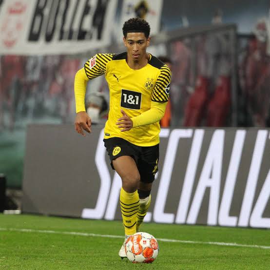 Ekremkonur's tweet photo. 🚨Manchester City are planning to revamp their midfield next season and Borussia Dortmund's England international Jude Bellingham, 19, is a key target. 
🏴󠁧󠁢󠁥󠁮󠁧󠁿 🔵⚪ #MCFC 🟡⚫ #BVB https://t.co/whwnGT2yll