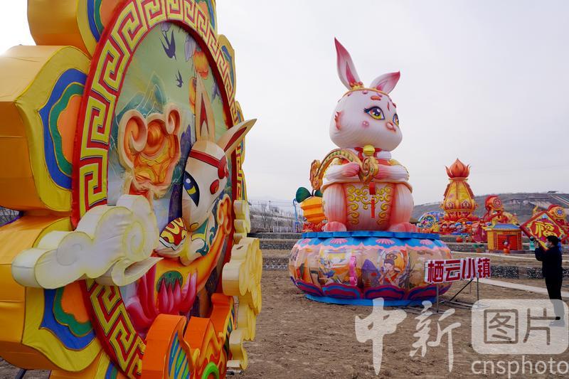 photo_cns's tweet photo. The lanterns attract visitors in Qiyun Town in Yuzhong County, northwest China’s Gansu Province, December 24, 2022.(Photo by Jiumei Danzeng/CNSPHOTO)#Lanterns  #YearofRabbit  #NewYear https://t.co/3ndh2ZrlW2