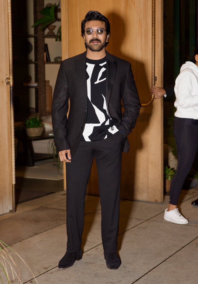 DvvProductions's tweet photo. 🤩
.
.
.
#ramcharan #rrr #goldenglobes #telugupride #manofmasses #ramaraju #tollywood #actor #rrrforoscars #ssrajamouli #oscars #fashion #verge #model #love #insta #viral #news https://t.co/nJvPhmeesE