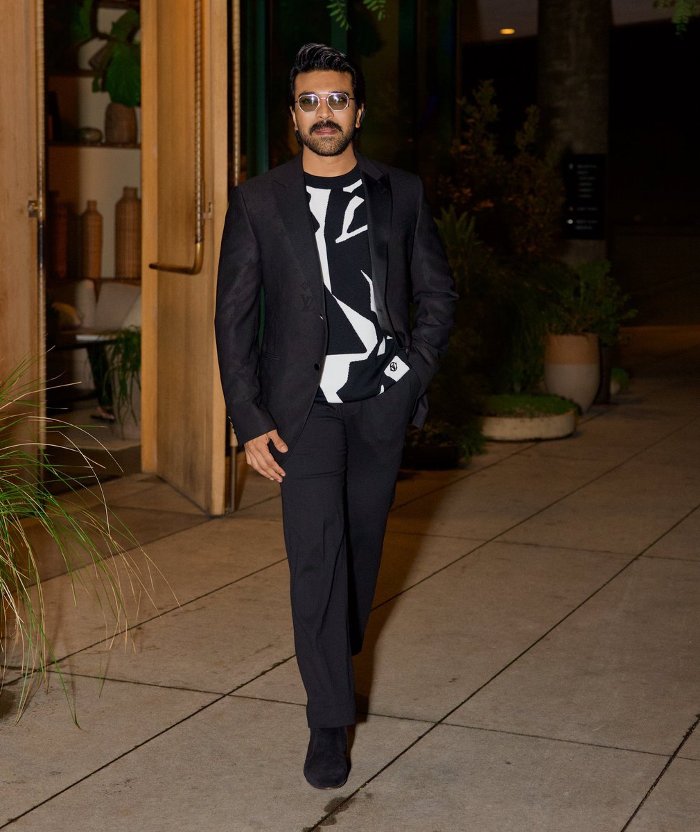 DvvProductions's tweet photo. 🤩
.
.
.
#ramcharan #rrr #goldenglobes #telugupride #manofmasses #ramaraju #tollywood #actor #rrrforoscars #ssrajamouli #oscars #fashion #verge #model #love #insta #viral #news https://t.co/nJvPhmeesE