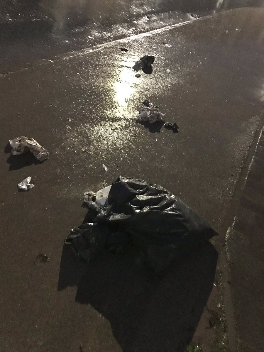 richardgreenbbc's tweet image. Don’t worry @eastdevon - the residents will tidy up after your bin collection - disgraceful lack of care - you want people to recycle and yet it ends up everywhere apart from where it should be #tithebarn