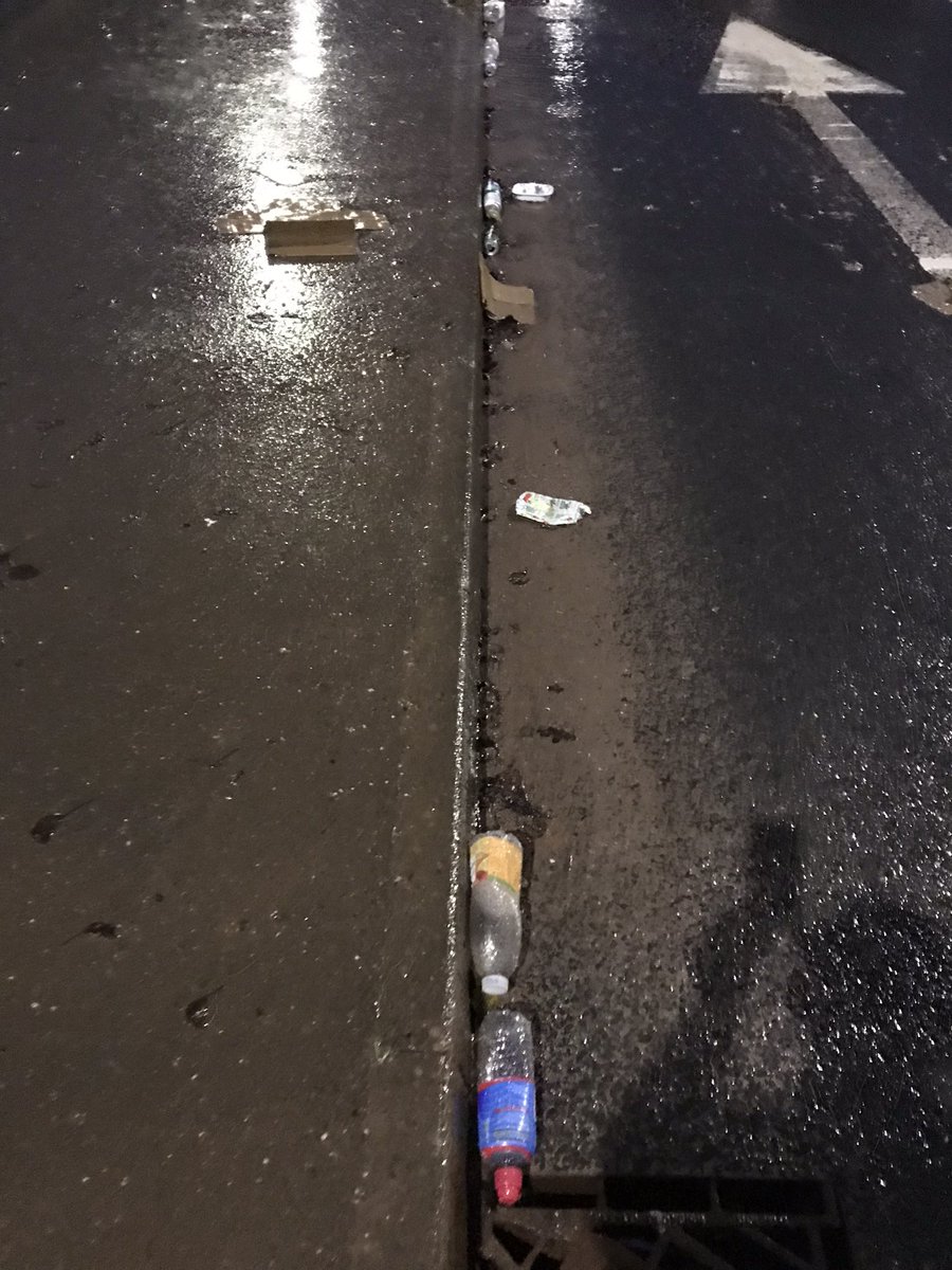 richardgreenbbc's tweet image. Don’t worry @eastdevon - the residents will tidy up after your bin collection - disgraceful lack of care - you want people to recycle and yet it ends up everywhere apart from where it should be #tithebarn