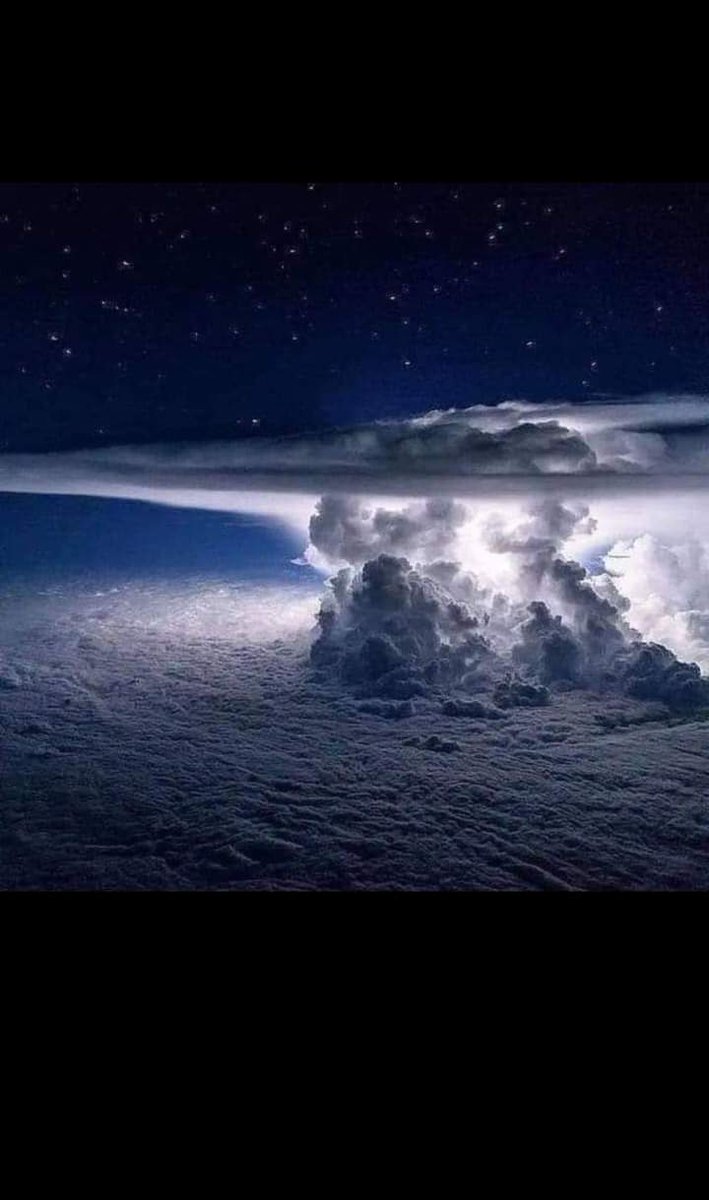 Una tormenta tomada a 37000 pies desde un Boeing 767-300; sobre el Océano Pacífico

📷 Santiago Borja