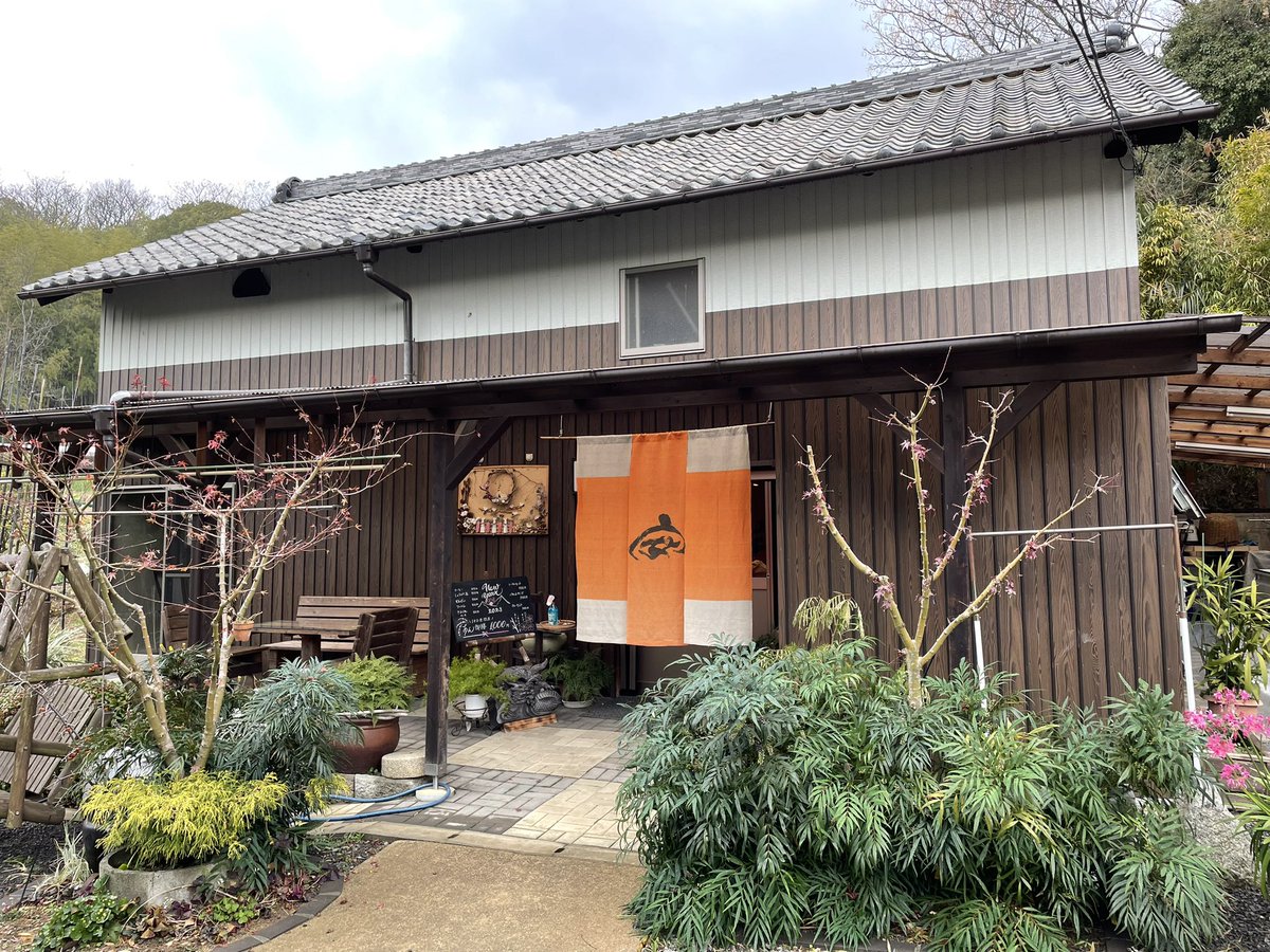 watachann's tweet photo. 偶然、丸亀の古民家カフェ「安」へ行きました。山裾に静かに佇む素敵なお店でした。昨日は三豊市三野のラーメン「はまんど」と、観音寺の白榮堂へ行きました。今年も前向き気力で珍しい店へ行けたら良いけど https://t.co/iLEgfOxKo3