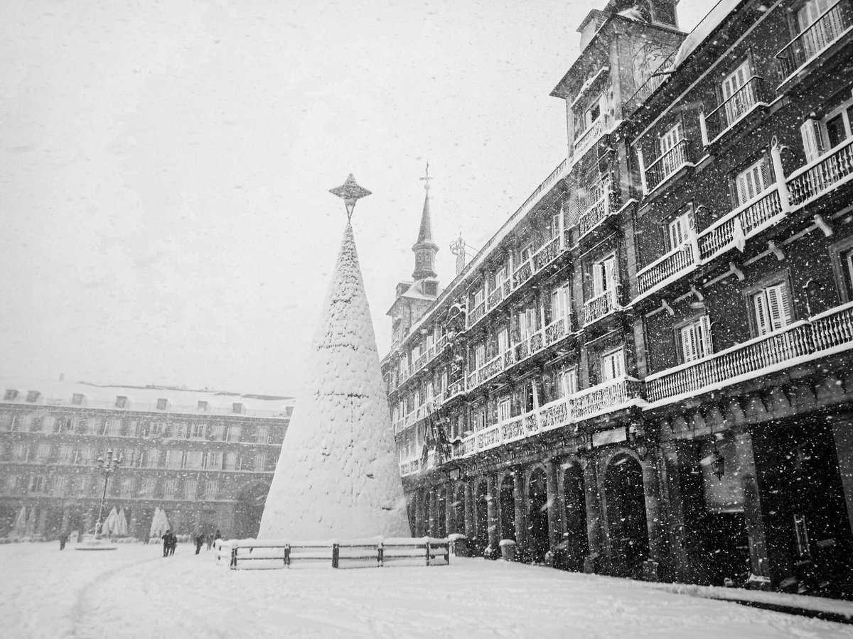 Hoy hace dos años del paso de Filomena por Madrid y como cada uno es libre de vivir las experiencias como las vive, este fue mi aprendizaje: 

1️⃣ La ciudad nevada, en silencio y sin coches circulando estaba preciosa 

🌨️❄️☃️🌬️
