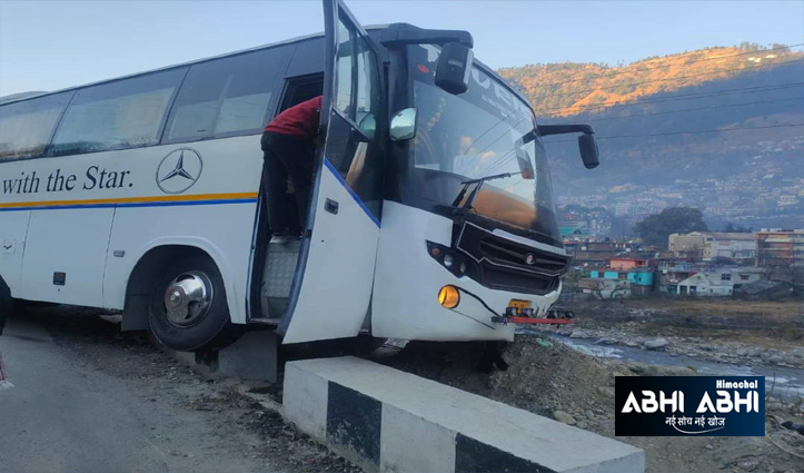 himachal_abhi's tweet photo. दिल्ली से मनाली आ रही वोल्वो बस हादसे का शिकार
#kullu #volvo_bus #accident #Bhoothnath_Bridge
दिल्ली से मनाली आ रही वोल्वो बस आज सुबह कुल्लू भूतनाथ ब्रिज के पास गिरने से बाल-बाल बच गई। गनीमत यह रही की बस पैरापिट से टकराने के बाद वहीं रूक गई जिसके चलते बड़ा हादसा होने से टल गया। https://t.co/susebST6ju