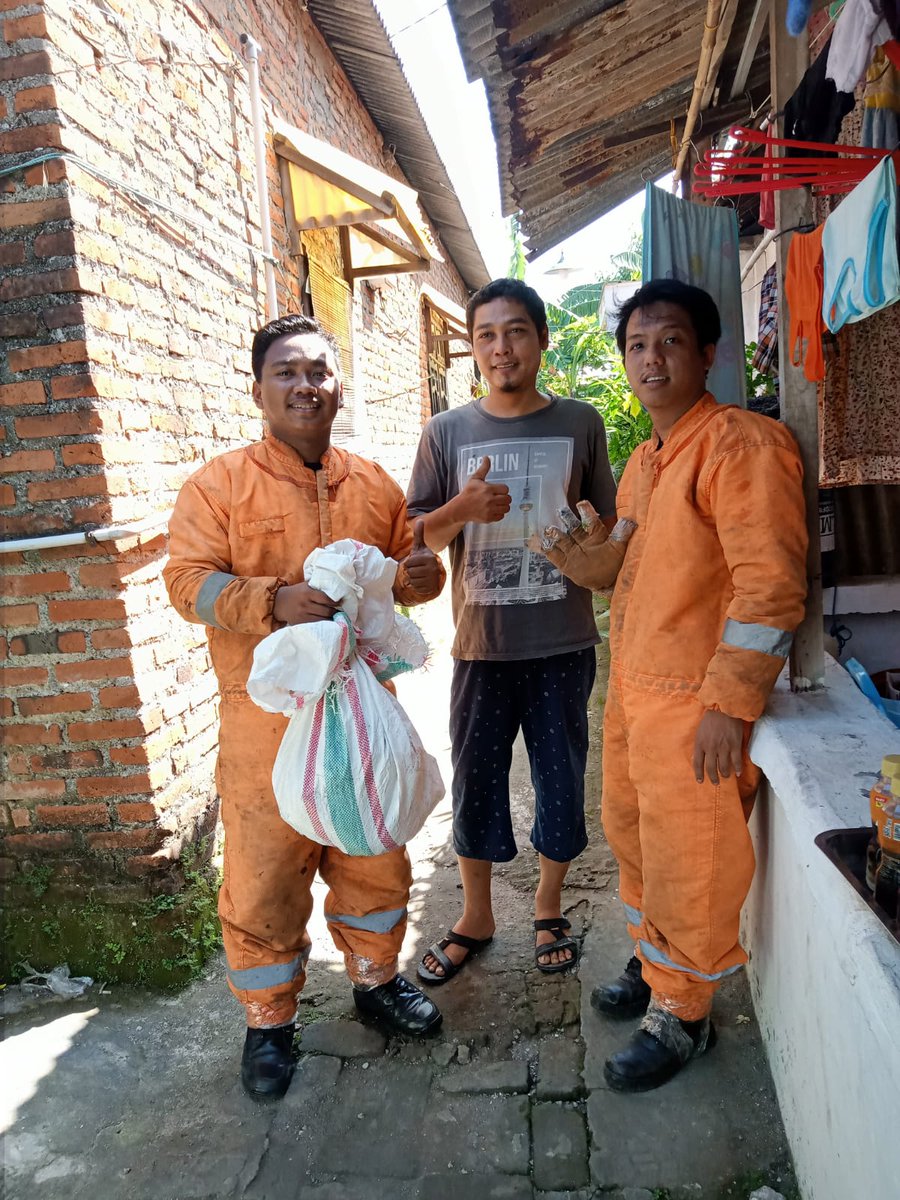 CALL CENTER 112 SIDOARJO

Hari : Sabtu
Tanggal : 07 Januari 2023
Pukul : 07.22 WIB

Call center 112 mendapat laporan bahwa ada sarang tawon yang berada di atap rumah warga. Damkar Regu IV Rescue Unit Krian menuju ke lokasi dan sarang tawon segera di evakuasi.