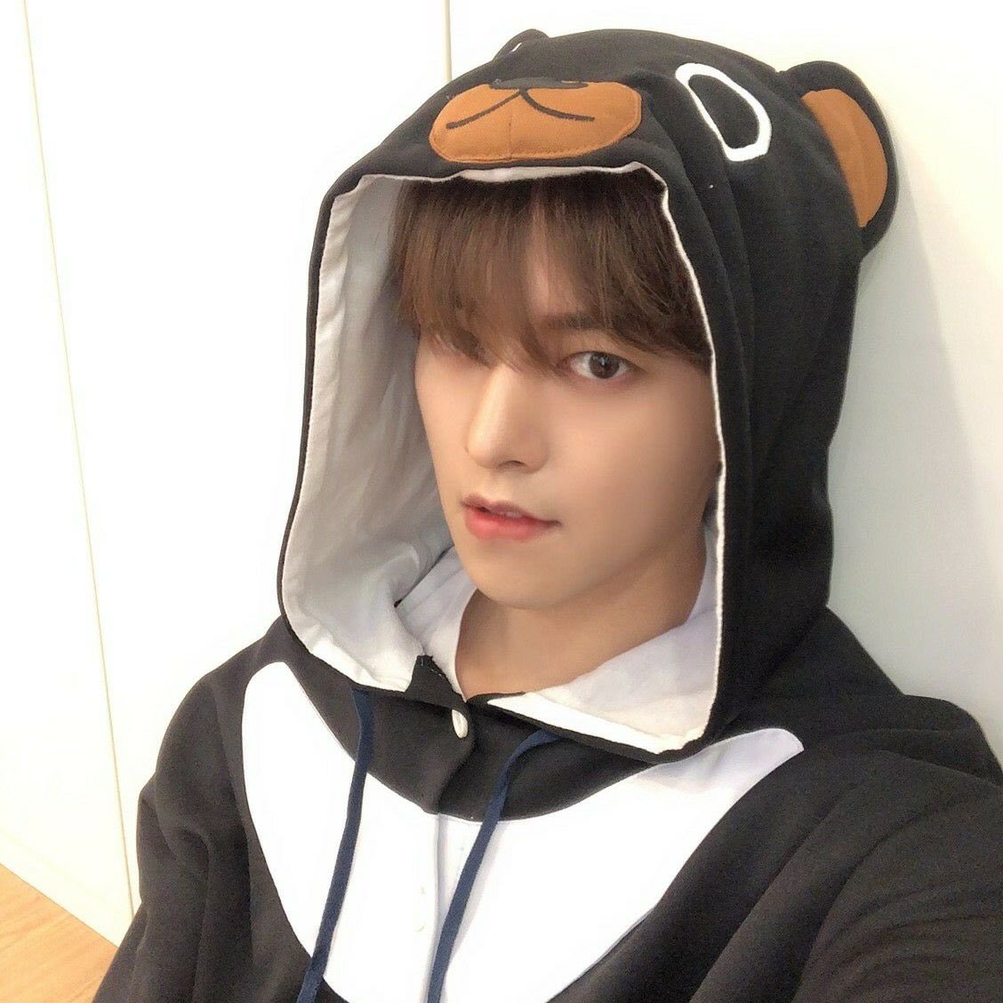 lrsTmNiPYs5e5At's tweet photo. It seems that the cold days will continue in Seoul for a few days. RAVN, please relax in your warm room.❤️✨
ソウルは数日間寒いそうですね😵
RAVN🐈⬛暖かいお部屋でのんびり過ごしてね❤️✨
#WeStandWithRAVN #RAVN https://t.co/mQNQJp4mrW