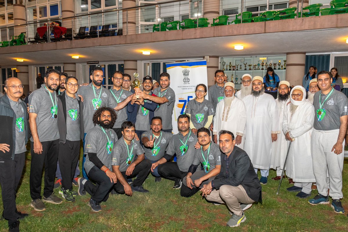 High Commissioner visited beautiful Jamea campus for a friendly cricket match b/w #TeamHCI & #Bohrateam to celebrate India@75 by @Dawoodi_Bohras in 🇰🇪 & conferment of CGH on HH Syedna Saifuddin by @WilliamsRuto. Congrats to @Bohras_EAfrica & @jamea_saifiyah
for this rich honour.