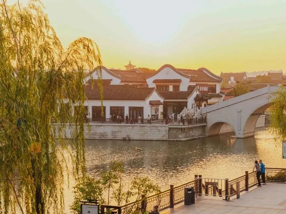 GoJiangsu's tweet photo. Meicun neighborhood in #Wuxi, #Jiangsu is where you can enjoy the simplicities of life at Meili Ancient town, feel the vibrancy in the main streets and alleyways, experience the personal touch with nature in parks, and appreciate the folk music in cultural gardens. #TravelInJS https://t.co/86iKUGi33o