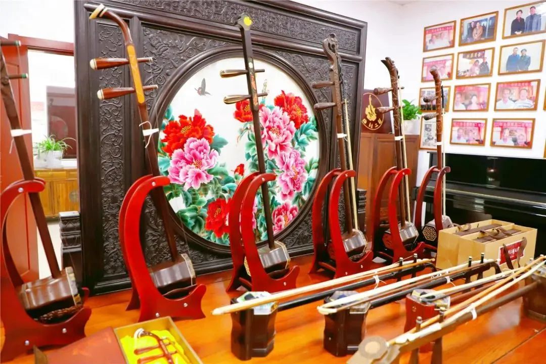 GoJiangsu's tweet photo. Meicun neighborhood in #Wuxi, #Jiangsu is where you can enjoy the simplicities of life at Meili Ancient town, feel the vibrancy in the main streets and alleyways, experience the personal touch with nature in parks, and appreciate the folk music in cultural gardens. #TravelInJS https://t.co/86iKUGi33o