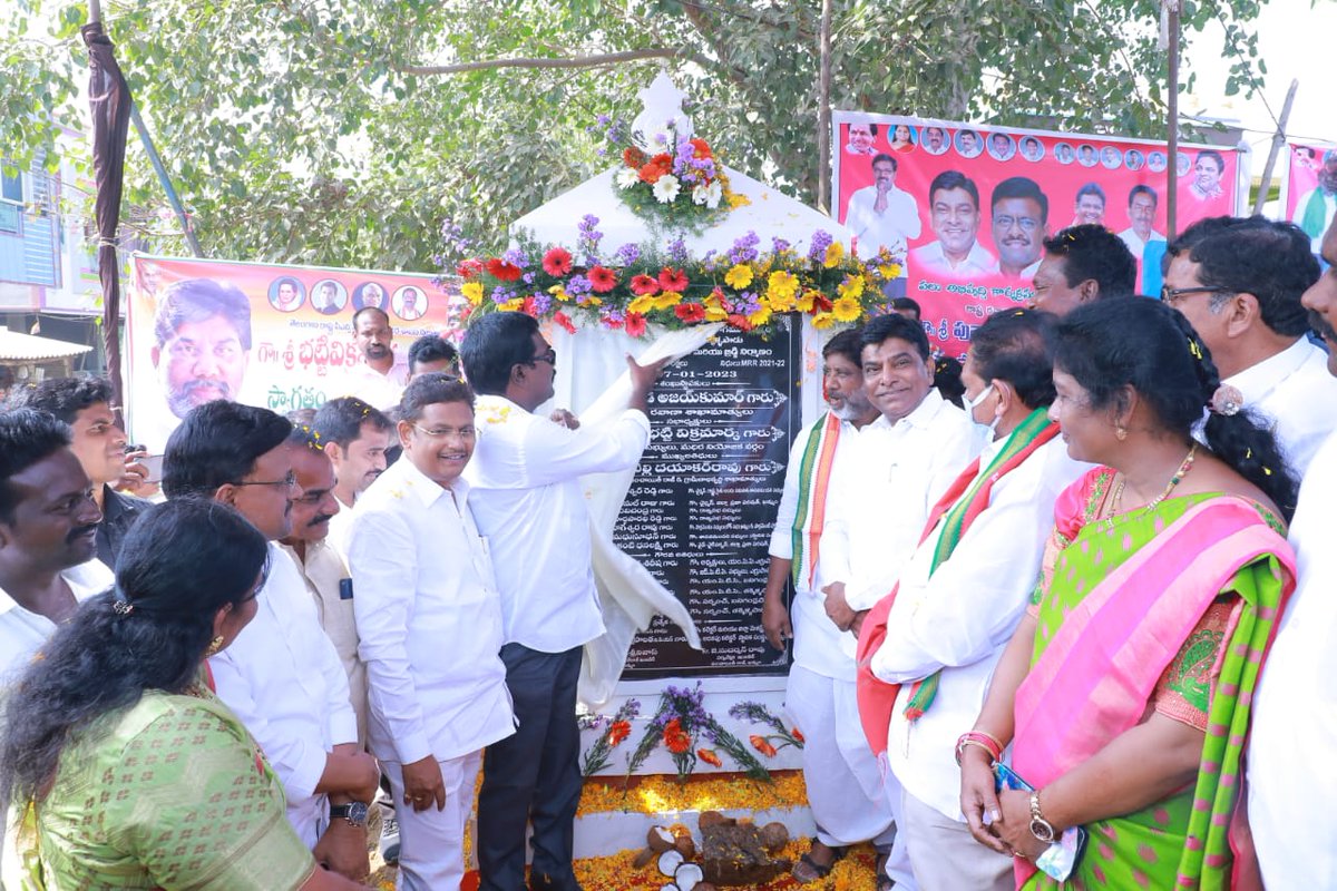 puvvada_ajay's tweet photo. @MC_Khammam జిల్లా #Madhira నియోజకవర్గం #Errupalem మండలం #Banigandlapadu గ్రామంలో రూ.2.81 కోట్లతో బానిగండ్లపాడు- తక్కెళ్లపాడు గ్రామం వరకు నిర్మించనున్న BT రోడ్డు నిర్మాణ పనులకు శంకుస్థాపన చేయడమైంది. @TelanganaCMO @MinisterKTR @KTRTRS @trsharish @Collector_KMM https://t.co/CKQ3sbHpds