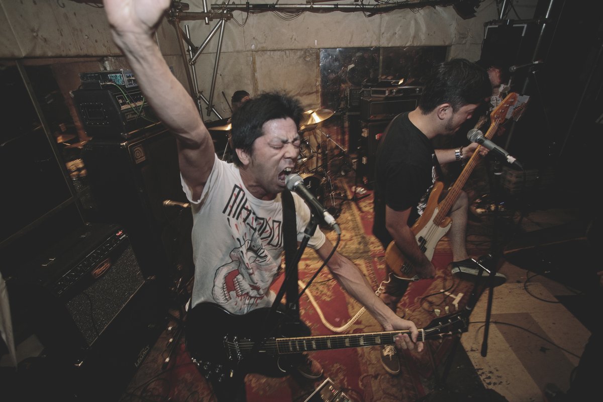 VICE_ID's tweet photo. Skena punk rock di Jepang punya keunikan yang tidak dimiliki komunitas punk lainnya di seluruh dunia. Tua-muda gabung jadi satu, dan semuanya seru banget. https://t.co/mQJCGAGWJj https://t.co/KVnHBLqUxA