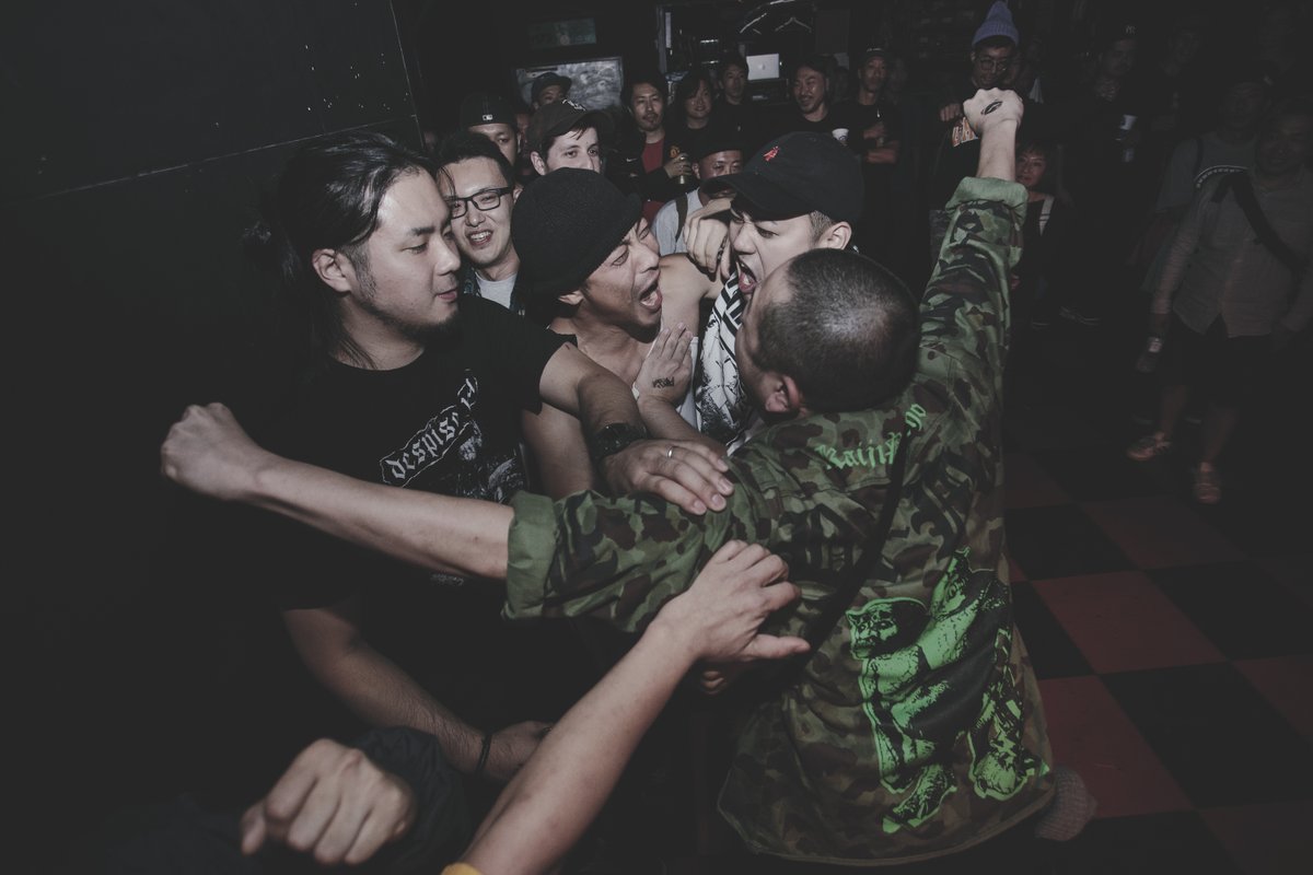 VICE_ID's tweet photo. Skena punk rock di Jepang punya keunikan yang tidak dimiliki komunitas punk lainnya di seluruh dunia. Tua-muda gabung jadi satu, dan semuanya seru banget. https://t.co/mQJCGAGWJj https://t.co/KVnHBLqUxA