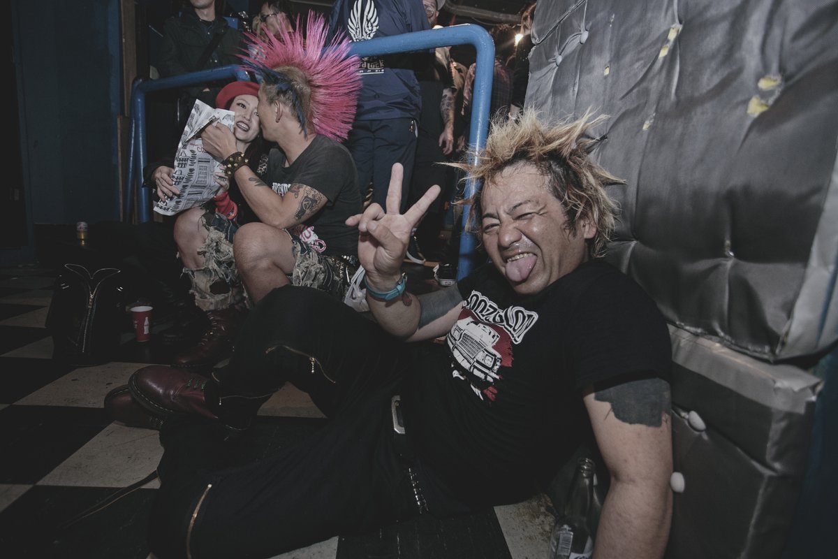 VICE_ID's tweet photo. Skena punk rock di Jepang punya keunikan yang tidak dimiliki komunitas punk lainnya di seluruh dunia. Tua-muda gabung jadi satu, dan semuanya seru banget. https://t.co/mQJCGAGWJj https://t.co/KVnHBLqUxA