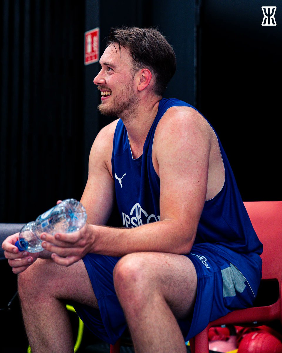 UpsilonBasket's tweet photo. L'ensemble de la #TeamUpsilon souhaite un joyeux anniversaire à Hugo ! 💙 https://t.co/qF1SWvpqBL