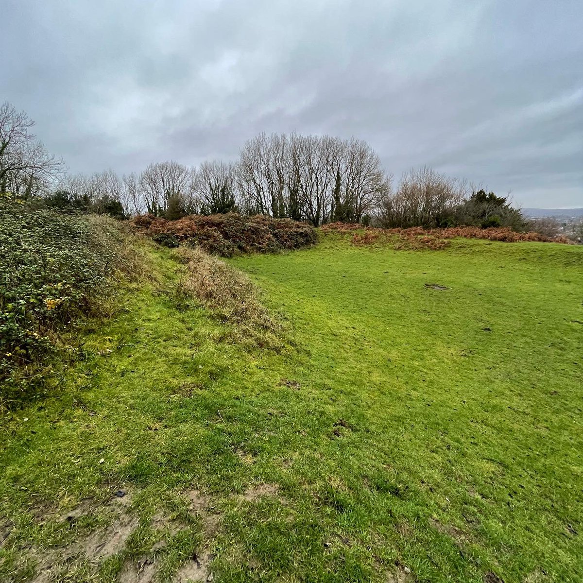 HeritageHiker's tweet photo. #Caerau #Castle #Cardiff #Wales
All that remains of the #Norman #castle that once stood on the hilltop are its #ringwork #earthworks. It sits
within an earlier #Hillfort using the banks and ditches as extra fortification.
#archaeology #medieval #landscape #CastleSaturday https://t.co/RjLYU3sCtA