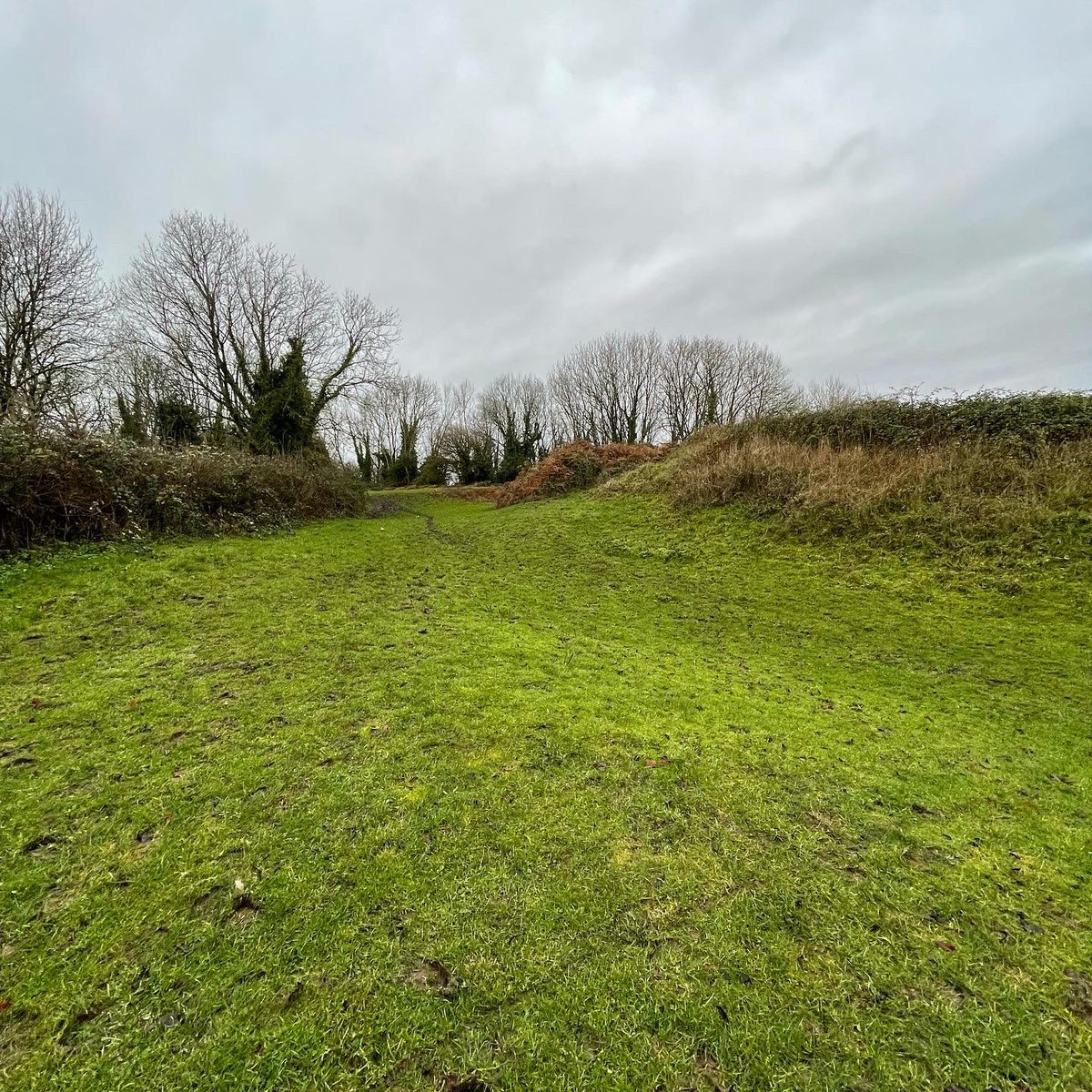 HeritageHiker's tweet photo. #Caerau #Castle #Cardiff #Wales
All that remains of the #Norman #castle that once stood on the hilltop are its #ringwork #earthworks. It sits
within an earlier #Hillfort using the banks and ditches as extra fortification.
#archaeology #medieval #landscape #CastleSaturday https://t.co/RjLYU3sCtA