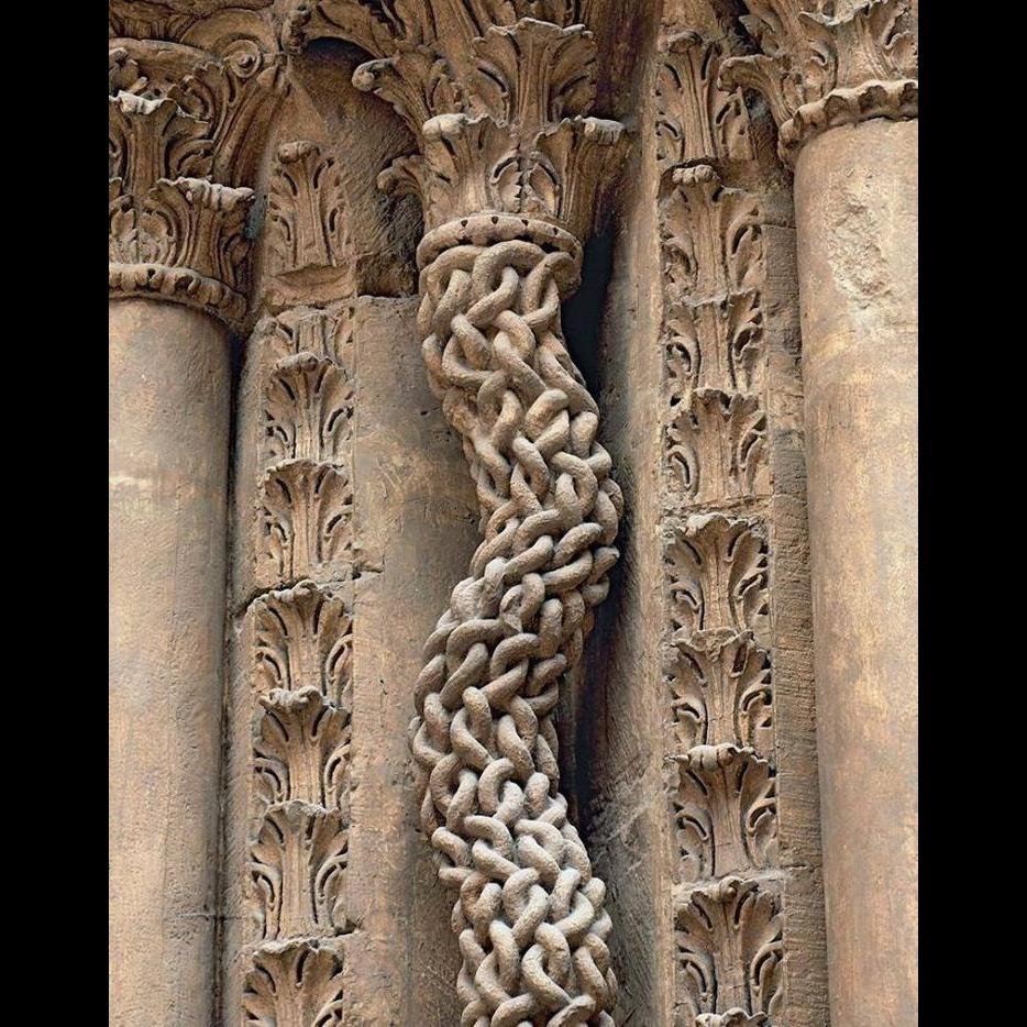 fi_lor's tweet photo. Column from a XII Century portal at Saint-Lazare d'Avallon church (France) https://t.co/WcucJFYCgJ