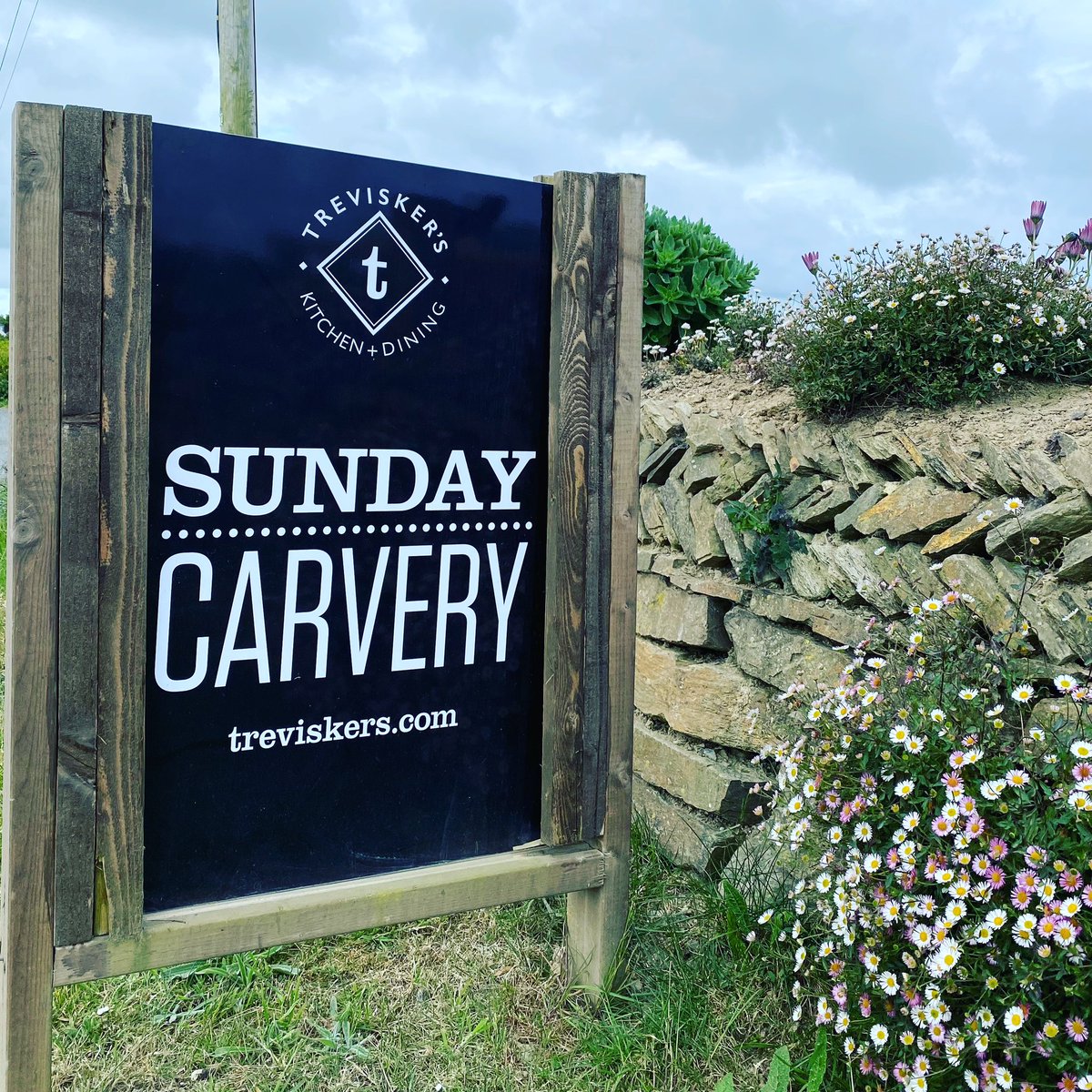 ✨SUNDAY CARVERY ✨

12pm until 5pm

Call 01841 541361 ext 2 to book a table or come up for a takeaway. 

Sirloin of Beef, Turkey Crown, Leg of Pork, Gammon, Vegan Nut Roast £14.50
#cornishroast #padstowcarvery #eatoutcornwall #restaurantpadstow #sundaycarvery #cornwall #padstow