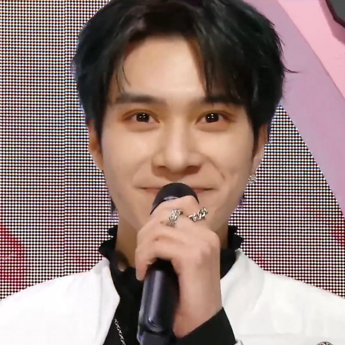 mookzacx's tweet photo. สเตจวันนี้ดีมากเลย สวยยได้สัมด้วย แต่เน็ตตัวเองไม่ค่อยดี55555
#Phantom_MusicCore
#WayV_Phantom https://t.co/SzF5Ow4Oxx