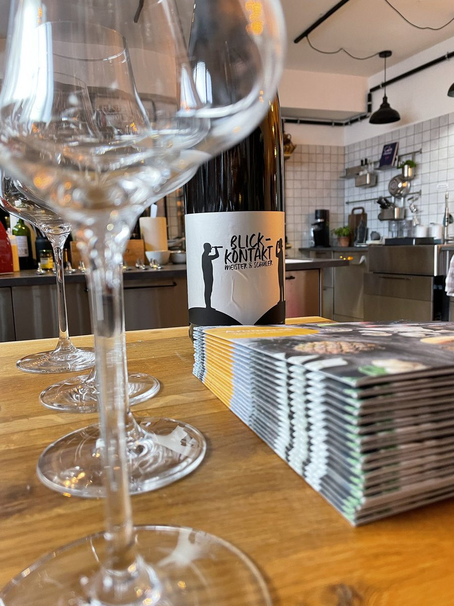 Wir wünschen Euch ein schönes, erholsames und genussvolles Wochenende….und immer schön Blickkontakt halten. 🥂🍾

@weingutluff #blickkontakt #genuss #familie #freunde #nichtausdenaugenverlieren #prost #esistniezuspät
