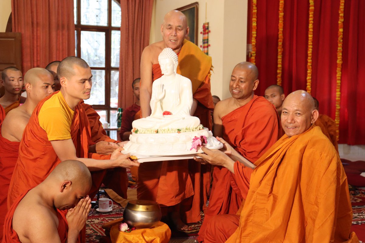 sanghasenamimc's tweet photo. On his birthday, which is being celebrated as Mahakaruna Day, the Ven. Acharya Buddharakkhita International Award was presented to Guruji Ven. Bhikkhu Sanghasena for his services to Buddha Sasana and Bada Bhanteji.

Congratulations Guruji..🙏🏻🙏🏻🙏🏻 https://t.co/cF6fcSgp1F