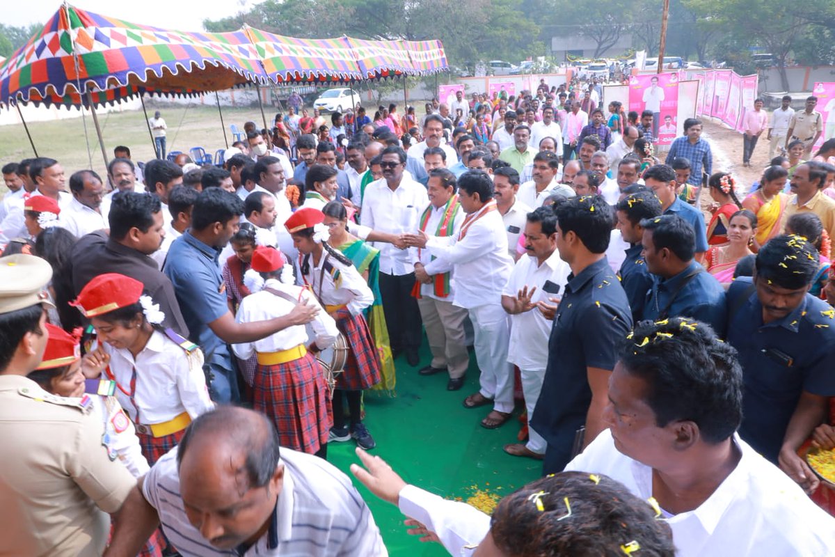 puvvada_ajay's tweet photo. @MC_Khammam జిల్లా #Madhira నియోజకవర్గం #Errupalem మండలం #Banigandlapadu గ్రామంలో ఏర్పాటు చేసిన సభలో ప్రజలను ఉద్దేశించి ప్రసంగించడమైంది. ఈ సందర్భంగా #Congress నుండి @BRSparty లో చేరిన #Errupalem మండలం #Banjara గ్రామ సర్పంచ్ బానోత్ రంగా.(2/2). @TelanganaCMO @MinisterKTR @KTRTRS https://t.co/OnrQXEhRzv