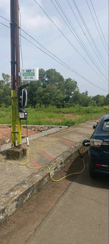 ChargeMod's tweet photo. Charge on the go with our BlackBOX #LEVAC Charger⚡️

The #BlackBOX is ideal for public as well as for residential/apartment charging! More details: hello@chargemod.com https://t.co/YUeuzZZxdV