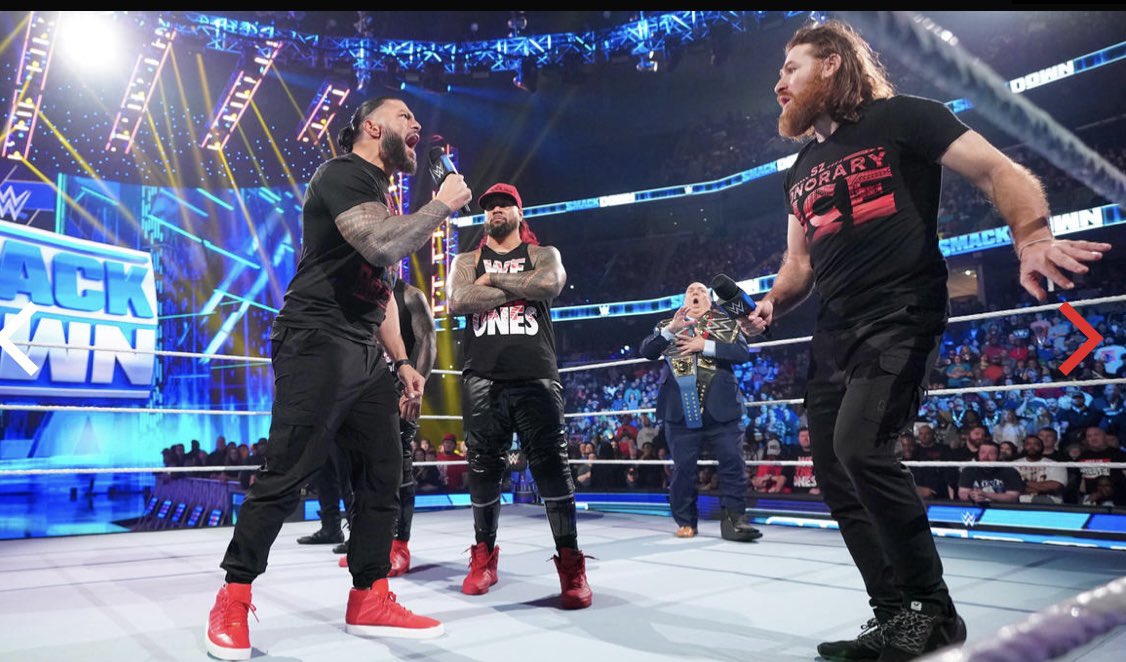 hourlyroman's tweet photo. #SmackDown digitals https://t.co/nL0Q4ZaTq8