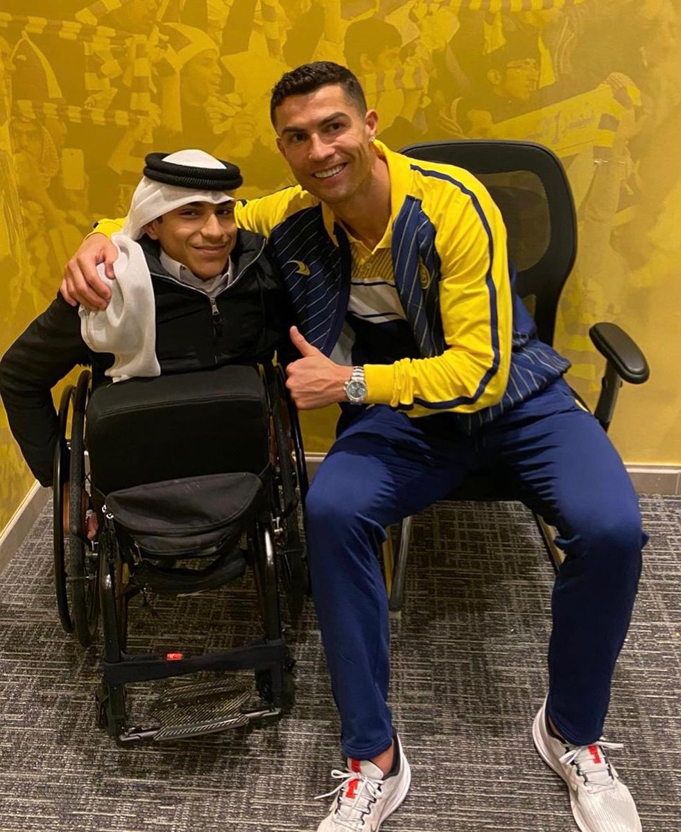 دنیائے فٹ بال کے لیجنڈ کھلاڑی کرسٹینا رونالڈو کی قطر کے غانم المفتاح سے ملاقات، غانم نے قطر میں ہونے والے فیفا ورلڈ کپ کا افتتاح کیا تھا جس کے بعد غانم کو عالمی شہرت ملی، غانم جسمانی معذور ہیں لیکن وہ کئی کمپنیوں کے مالک بھی ہیں
رونالڈو نے سعودی عرب کے النصر کلب کو جوائن کیا ہے