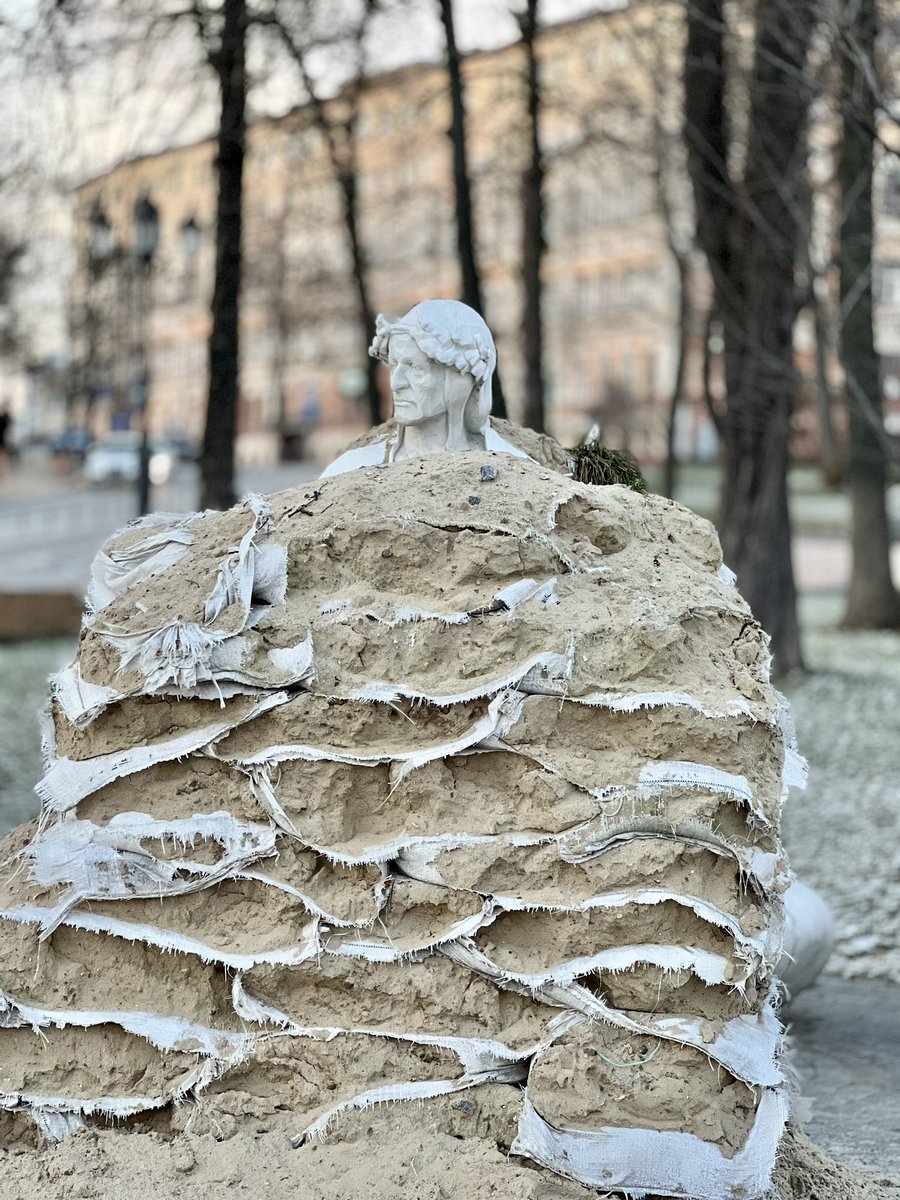 À Kyiv, Dante Alighieri semble impatient de pouvoir sortir la tête du sable.