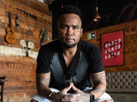 futebol_info's tweet image. “Joguei em 3 times do Rio. Flu é a mãe, me criou. Vasco foi uma grande namorada, casei e tive filhos. Botafogo é o affair que saí e voltei. E o Flamengo é a mulher que eu sempre quis, vou namorar um dia e largar todas as mulheres.”

🎙 Carlos Alberto, em 2016.
📸 Zô Guimarães/UOL